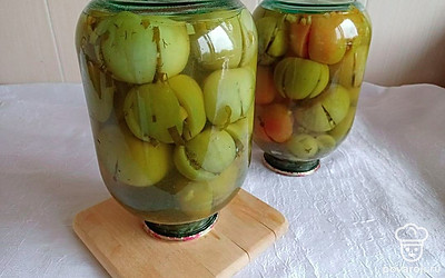 Бутыли переверните кверху дном. Накройте одеялом и оставьте на сутки. После чего их можно раскутать, перевернуть и убрать на холодное место на хранение.