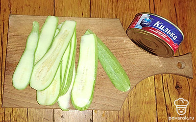 Молодой кабачок помойте, тонко нарежьте.
