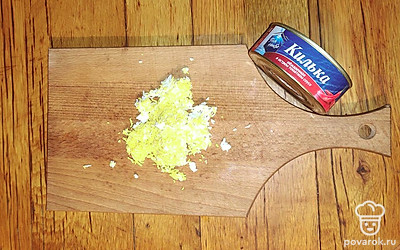 Отварное куриное яйцо натрите на мелкой терке.