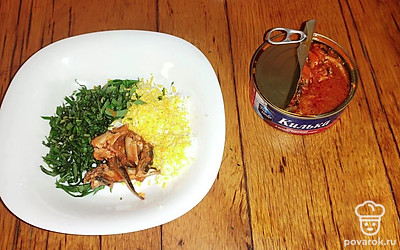 Куриное яйцо и сныть переложите в глубокую посуду, добавьте кильку в томатном соусе. Перемешайте.