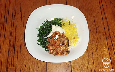 Затем добавьте майонез и еще раз перемешайте.