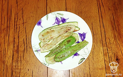 Языки кабачков обжарьте с двух сторон на сковороде с добавлением растительного масла.