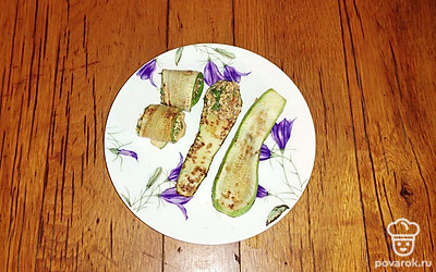 На слайсы кабачка выложите яично-рыбную смесь, сверните. Приятного аппетита!