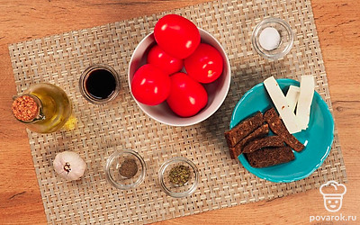 Подготовьте продукты, достаньте банки, в которых будет храниться продукт. Помойте помидоры.