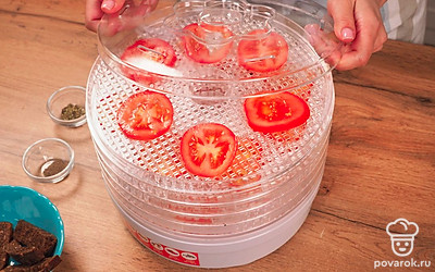 Подготовьте помидоры. Нарежьте помидоры на кружки. Переложите помидоры в дуршлаг, посыпьте солью (примерно 2.5 ст.л.), оставьте на 30 минут. Разложите помидоры на решетки электросушилки. Включите электросушилку и оставьте на 12-14 часов.