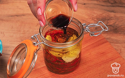 Закатайте помидоры в банки. Помидоры переложите в банки, посыпав итальянскими травами и перцем. В сотейнике нагрейте масло с зубчиками чеснока, не доводя до кипения. Чеснок достаньте из масла, положите поверх помидоров в банке. Залейте теплое масло в банку с помидорами. Добавьте бальзамический уксус. Закрутите крышку и уберите банку в холодильник.