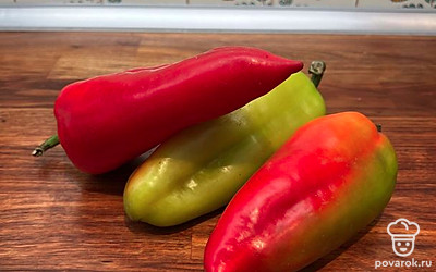Подготавливаем все ингредиенты. При покупке выбираем перец ровный, красивый, без повреждений. Он должен быть упругим и достаточно увесистым, не сухим.