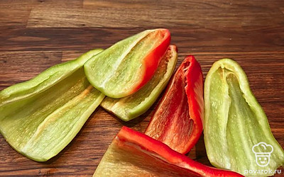 Перец моем, очищаем, разрезаем пополам, убираем семена.