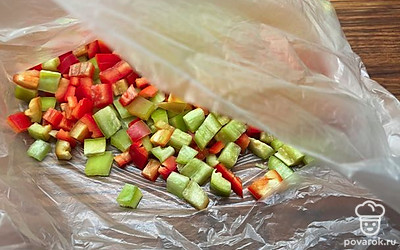 Для хранения в морозилке можно положить перец в пищевые пакеты и немного приплюснуть. Тогда в нужный момент надо будет просто отломить небольшое количество замороженного перца и добавить при готовке. Можно замораживать и в пищевых контейнерах.