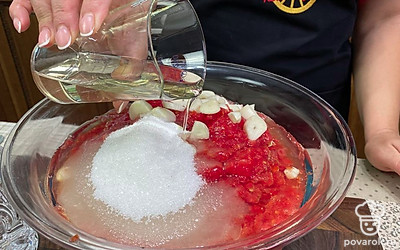 Добавьте к помидорам соль, сахар, уксус и растительное масло.