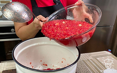 Все перемешайте и перелейте в глубокую кастрюлю.