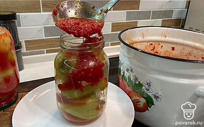 В наполненные перцем банки вылейте кипящие помидоры.