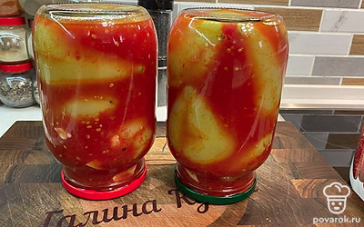 Наполните банки томатами до краев, закройте крышками и переверните вверх дном. Оставьте так до полного остывания, чтобы затянулись крышки. Лечо на зиму готово!