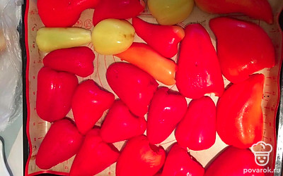 Перцы промыть и очистить от семян и плодоножек. Разрезать пополам и уложить на застеленный пергаментом или силиконом коврик. Запекать примерно 45 минут при 220 градусах. Режим «верх-низ».