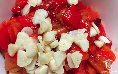Готовый перец очистить от кожуры и нарезать небольшим кубиком. Добавить измельченный чеснок. 