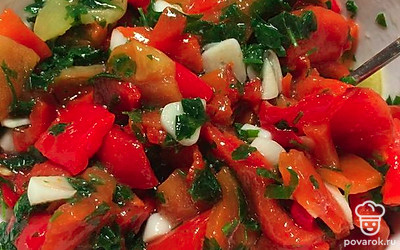 К овощам влить масло и уксус, добавить нарезанную петушку, специи и перемешать. Уложить в стерилизованные банки и закрыть крышками. 