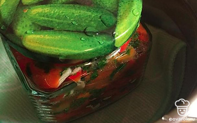 Банки установить в кастрюлю, на дно которой выложить салфетку, и залить кипятком. Кипятить на слабом огне 25 минут. Остудить и убрать в холодильник. 