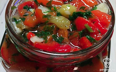 Готовый перец подавать с гарниром или выложить на подсушенный тост, украсив зеленью. 