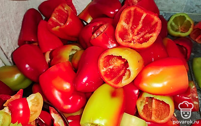 Все перцы вымойте, срежьте плодоножку и уберите все семечки.