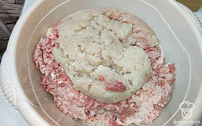 Перекрутите свинину и курицу. Смешайте два вида мяса.