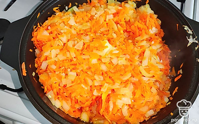 Лук нарежьте мелким кубиком. Морковь натрите на крупной терке. Обжарьте на растительном масле до мягкости овощей, посолите по вкусу.