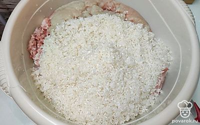 Рис промойте под проточной водой и добавьте в фарш.
