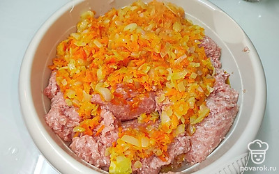 Выложите овощи к мясу и тщательно перемешайте с рисом.