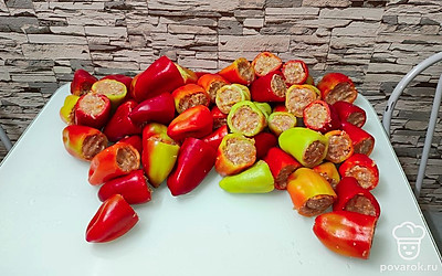 Начините перцы фаршем с рисом. Разложите по пакетам и отправьте в морозилку.