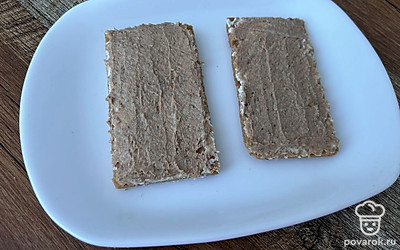 Следующим слоем смажьте паштетом.