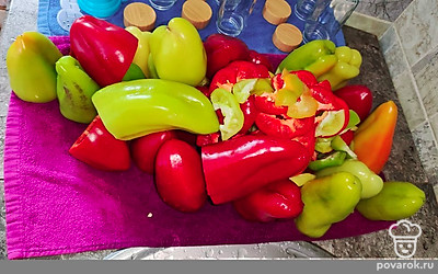 Болгарский перец вымойте. Срежьте плодоножку, вычистите семена и хорошо просушите его. Важно перец хорошо просушить, чтобы он после заморозки не стоял колом, а был рассыпчатым.