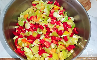 Перец нарежьте на небольшие кусочки.