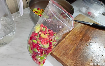 Положите перец в зип-пакет, распределите его в тонкий пласт и извлеките воздух при помощи соломинки. Так перец в морозилке будет занимать меньше места.