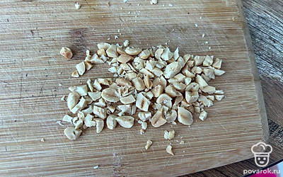 Арахис измельчите ножом.