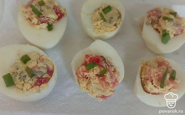 Яйца, фаршированные колбасой и помидорами — Рецепт с фото