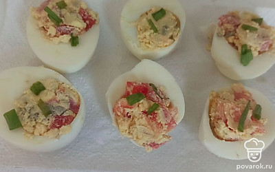 Посыпьте фаршированные яйца свежим зеленым луком. 