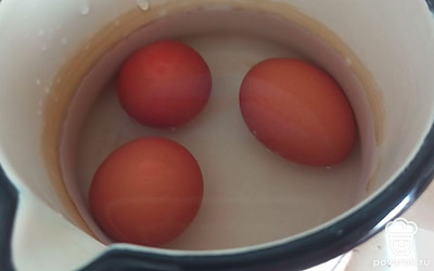 Заливаем яйца водой и ставим на средний огонь. Варим 10 минут. 