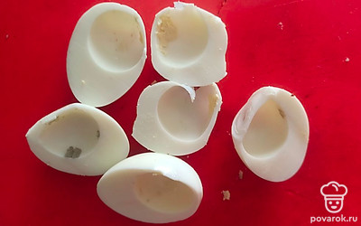 Чистим яйца, разрезаем пополам и убираем желтки.