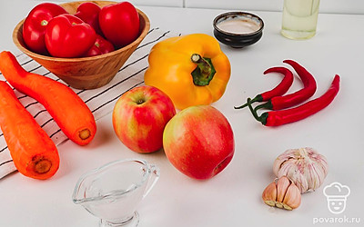 Подготовьте все необходимые продукты, промойте овощи. Заранее почистите чеснок и морковь. Простерелизуйте банку.