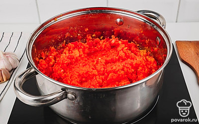 Поставьте получившуюся массу на огонь. Добавьте растительное масло.