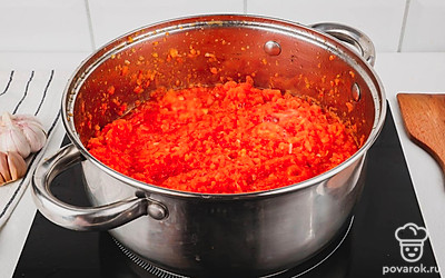 Варите аджику 2 часа, периодически помешивая на среднем огне. За 10 минут до готовности добавьте в нее уксус и соль.