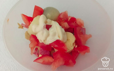 Далее добавляем майонез и все перемешиваем. 