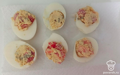 Выкладываем начинку в белки. 