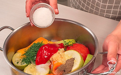 Сделайте кабачковую икру. Достаньте противень с овощами из духовки.