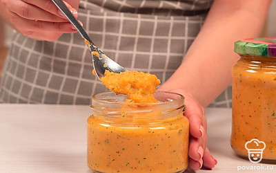 Разложите икру по стерилизованным банкам. Закатайте крышки, переверните банки крышками вниз, дайте медленно остыть под покрывалом при комнатной температуре, затем уберите в холод.