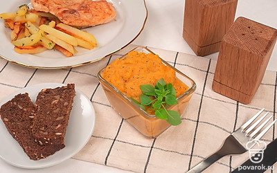 Подавайте кабачковую икру, приготовленную в духовке, к мясным и рыбным блюдам.