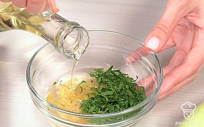 Подготовьте маринад. Зелень петрушки мелко измельчите. В отдельной миске смешайте яблочный уксус, соль, измельченную петрушку, чеснок и масло.