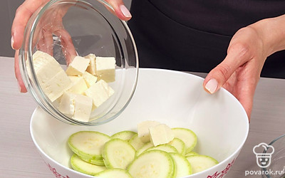 Подготовьте кабачки. Кабачок нарежьте тонкими кружочками. Адыгейский сыр нарежьте крупными кубиками. Смешайте в отдельной посуде кабачок и сыр.