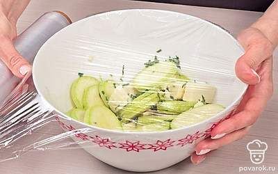 Замаринуйте кабачки. Залейте кабачок с сыром маринадом. Хорошо перемешайте. Закройте крышкой или пищевой пленкой. Уберите в холодильник на 2 часа.