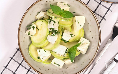 Подавайте маринованные кабачки с сыром в качестве закуски к шашлыку.