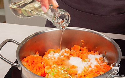 Приготовьте кабачковую икру с помидорами. Овощи пропустите через мясорубку и поставьте на огонь. Добавьте соль, сахар, масло. Доведите смесь до кипения. Варите 40 минут на среднем огне, помешивая.